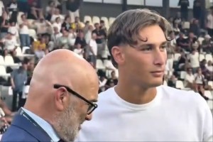 冠军竞猜-有情有义！埃斯波西托休假期重回斯佩齐亚，向俱乐部及球迷告别