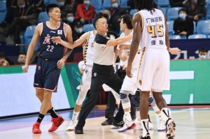 2025世俱杯-CBA为何频现“垫脚事件”运动员心理健康不容忽视